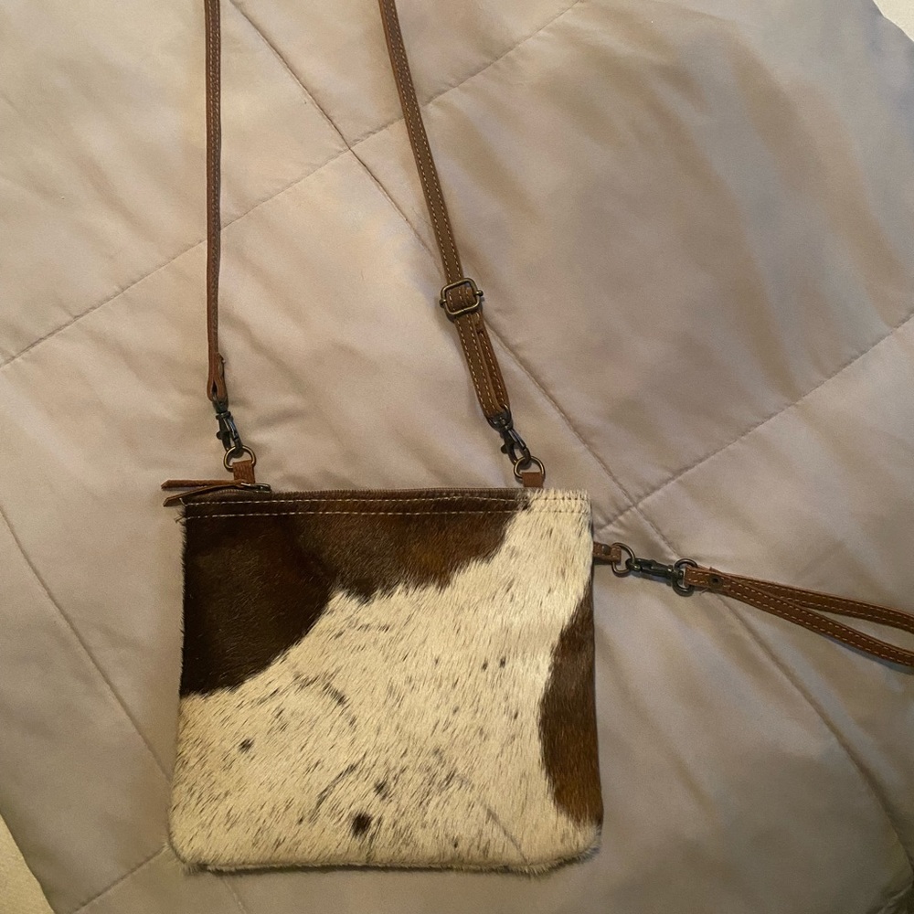 This was a gift & I’ve never used it. It comes with a matching wallet.